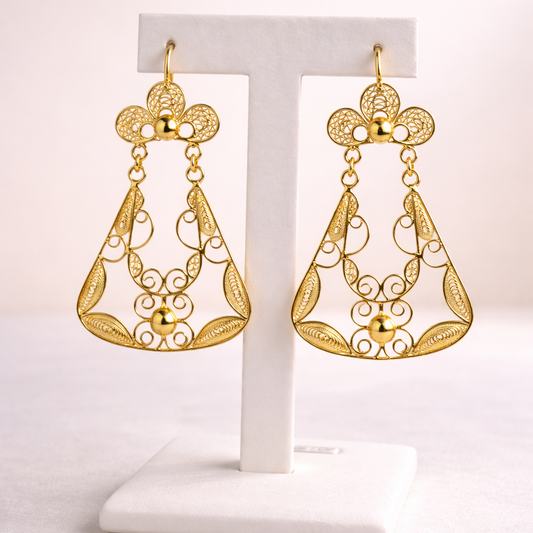 Pair of gold filigrana earrings 