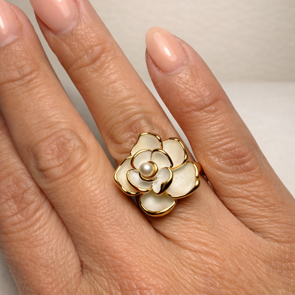 Flower ring adjustable with a pearl in the center