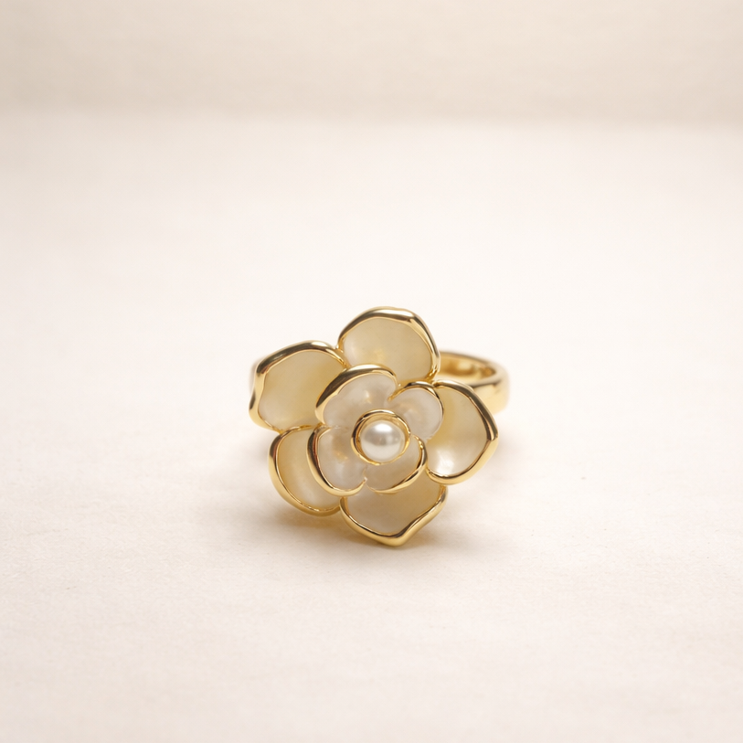 Gold ring with a central pearl 