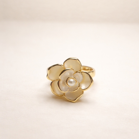 Gold ring with a central pearl 