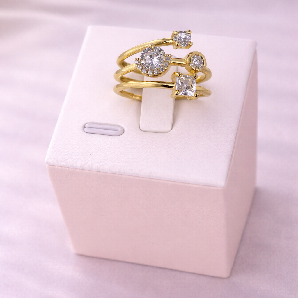 Gold ring with diamonds 