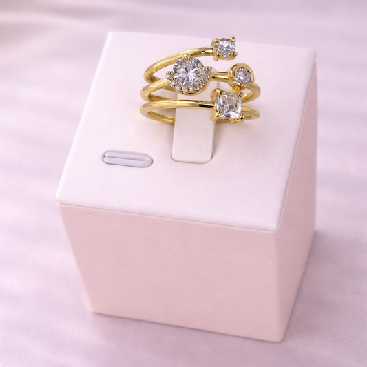 Gold ring with diamonds 