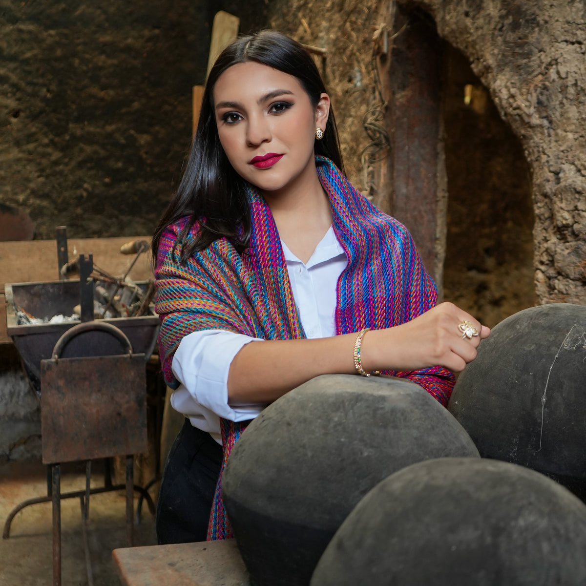 Woman wearing a multicolor Ecuadorian alpaca scarf draped over a white shirt, Alennya.